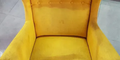 כורסת בד לאחר ניקוי ריפודים