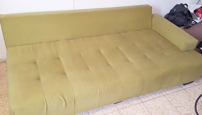 ספת בד ירוקה נקייה אחרי ניקוי מקצועי